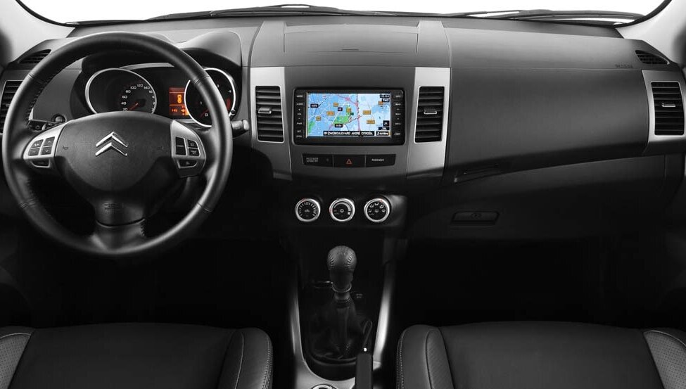 Citroen C-Crosser салон, фото с сайта carsdo.ru