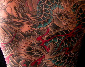 Девушка с татуировкой дракона отправляется в Москву