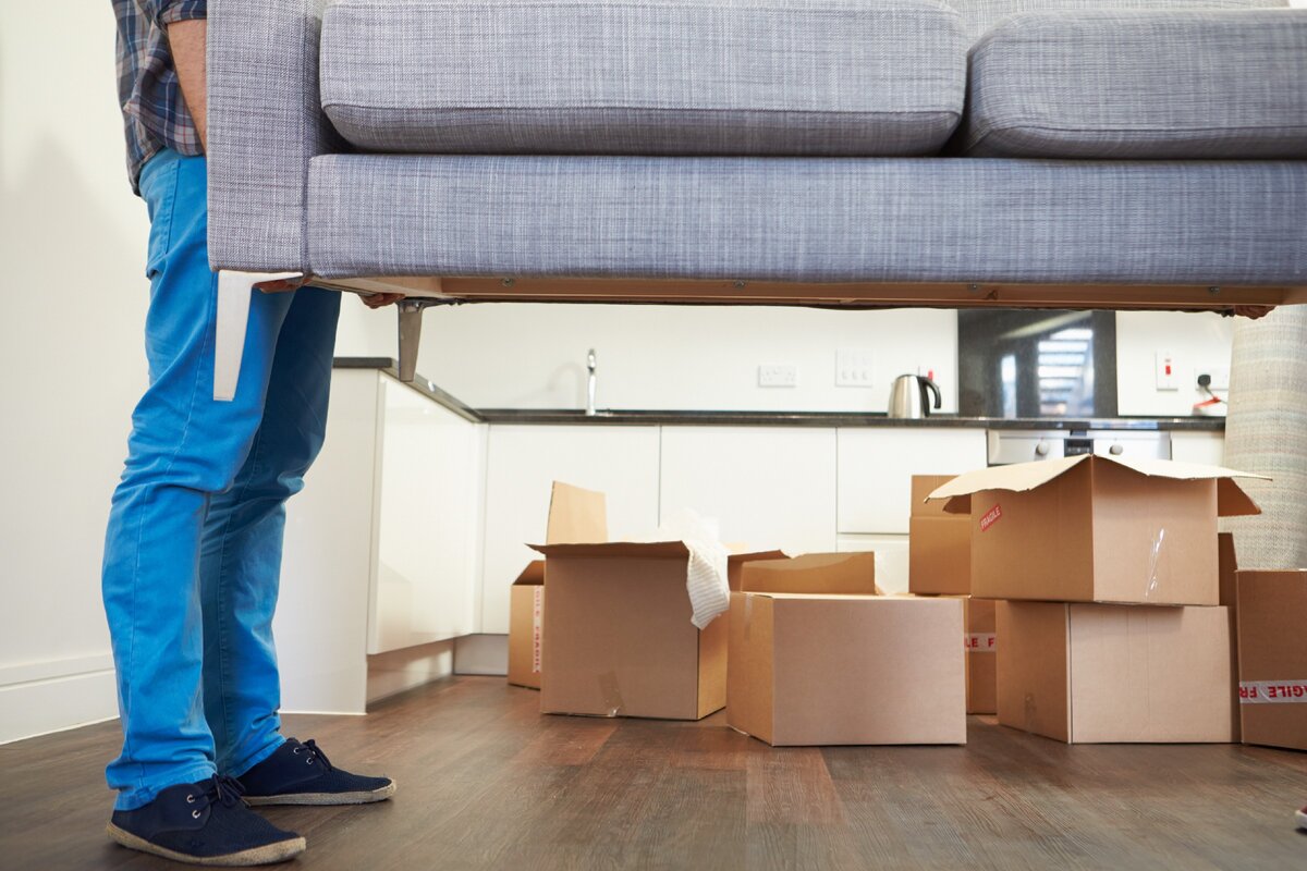 Переезд и диван: как разобрать, упаковать и вынести мебель