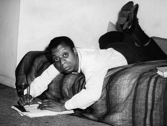 Все больше зрителей перестает смотреть фильмы и сериалы, сценарий к которым написали "литературные негры" 