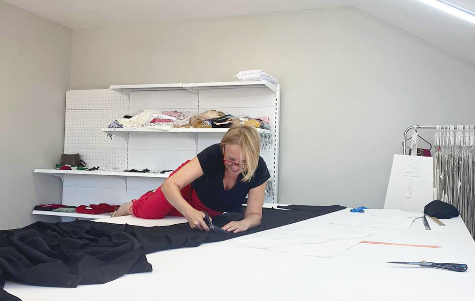 Когда закройщик не сильно вышел ростом, а раскройный стол огромен, то процесс может принимать весьма причудливые формы...