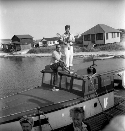 В конце 1940-х Лилиан и Пол провели летние выходные в Черри-Гроув на Файер-Айленде, делили коттедж с друзьями, в том числе в некоторые годы Доу и Ричардом Аведонами. Фотографы прикрепляли текущие работы к стене своего хлипкого коттеджа. Поскольку Химмелы использовали Rolleiflex, невозможно сказать, кто из них сделал эти снимки