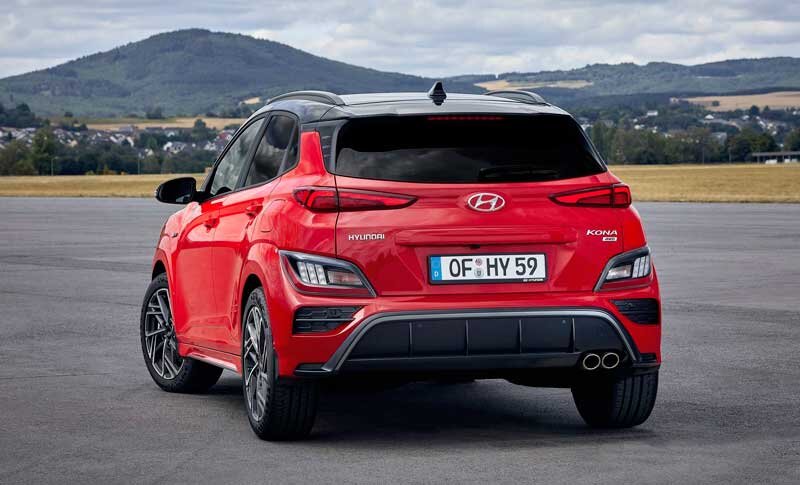 

Интерьер нового Kona был разработан, чтобы выразить более изысканный и прогрессивный вид, чем его предшественник. Его прочный, но изысканный вид соответствует смелости внешнего вида и привлекает клиентов, ведущих активный образ жизни. Это в дополнение к значительному усовершенствованию технологии, которое выводит интерьер на новый уровень воспринимаемого качества.
