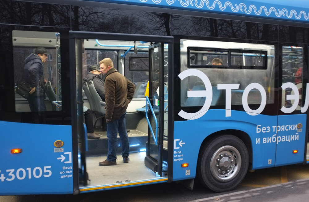 На стекло посмотрите, где слово "ЭТО". Это конденсат... И что? Откуда электробус? Это же Нефаз и точка