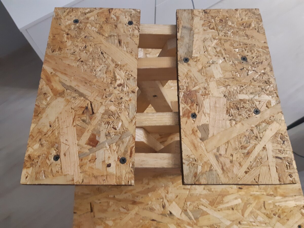 На фото готовый стул. Но показываю как должна выглядеть крышка из двух половин.