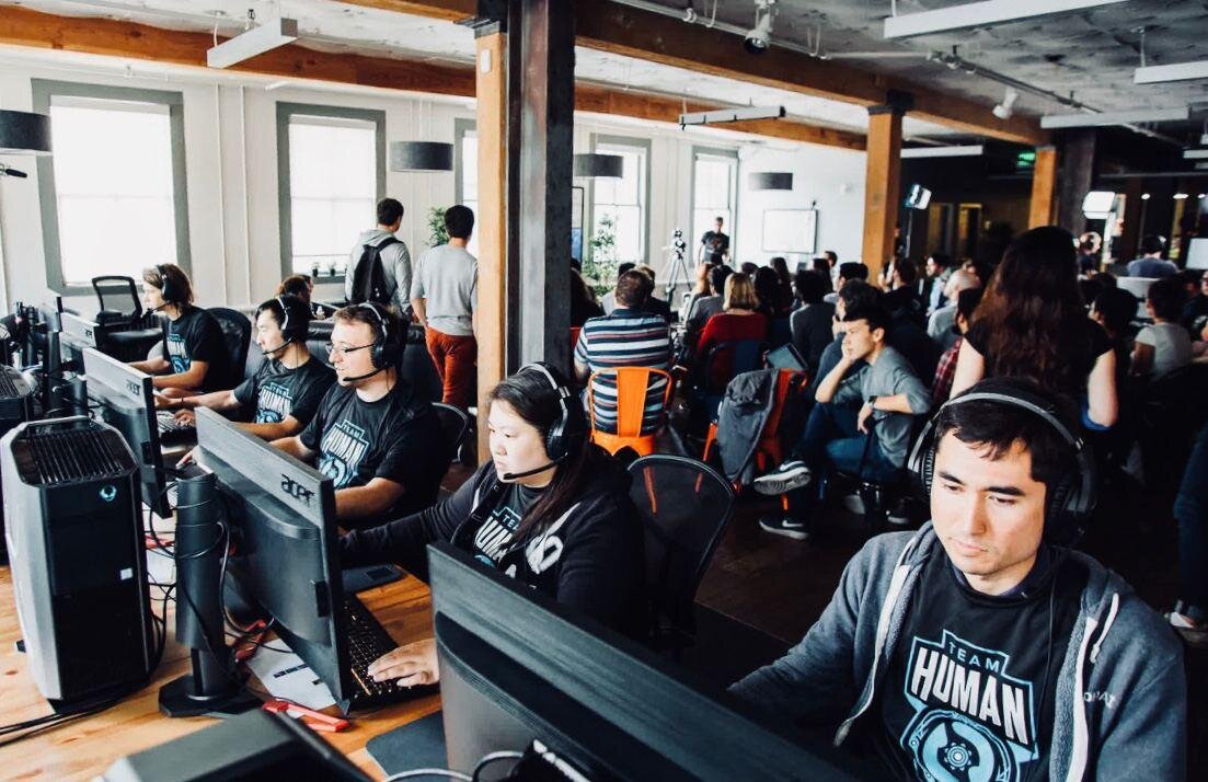 Dota 2. Бой в самом разгаре.