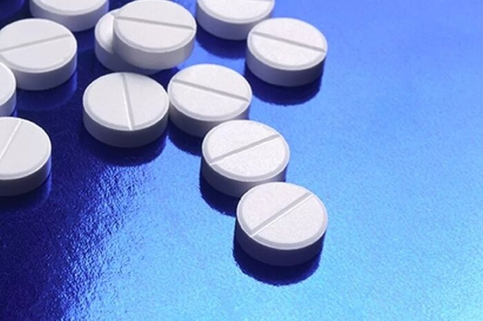 Таблетки с кофеином могут помочь повысить энергию и концентрацию внимания.