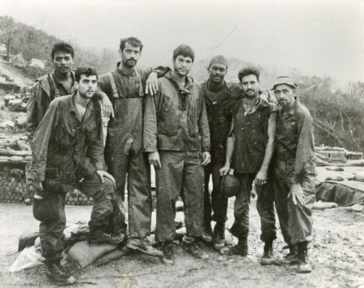 Оливер Стоун во Вьетнаме (в центре). Источник: твиттер режиссера - https://twitter.com/theoliverstone/status/1288664460887035905