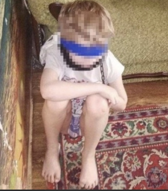Связали и издеваются. Связанные скотчем. Связанные скотчем мальчики. Девочка связала мальчика. Девушки связанные скотчем