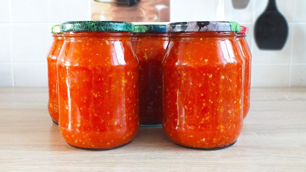 Гораздо острее, и вкуснее пресловутого соуса из магазина, хотя состав схож. Вкусом больше Шрирачи.