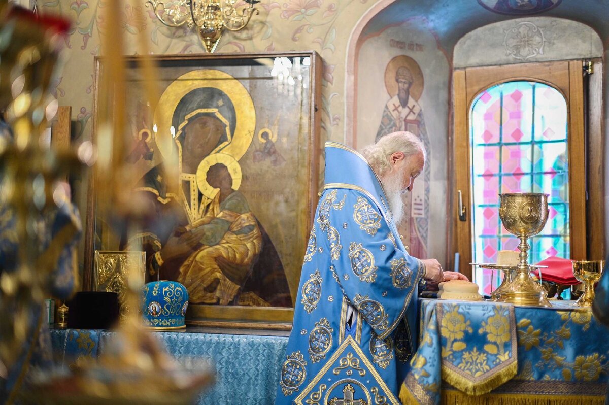 Икона Пресвятой Божьей Матери на видном месте. Из архива сайта Патриарха Московского и Всея Руси.  https://foto.patriarchia.ru/news/patriarshee-sluzhenie-v-prazdnik-kazanskoy-ikony-bozhiey-materi-v-kazanskom-sobore-na-krasnoy-ploshchadi-2020-07-21/
