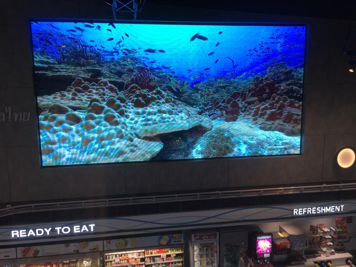 Специально для своих читателей сходил и сфотографировал уникальный 7-Элевен в Паттайе. Фотографии внутри и снаружи. Имеется парковка и зарядка для электрокаров-8