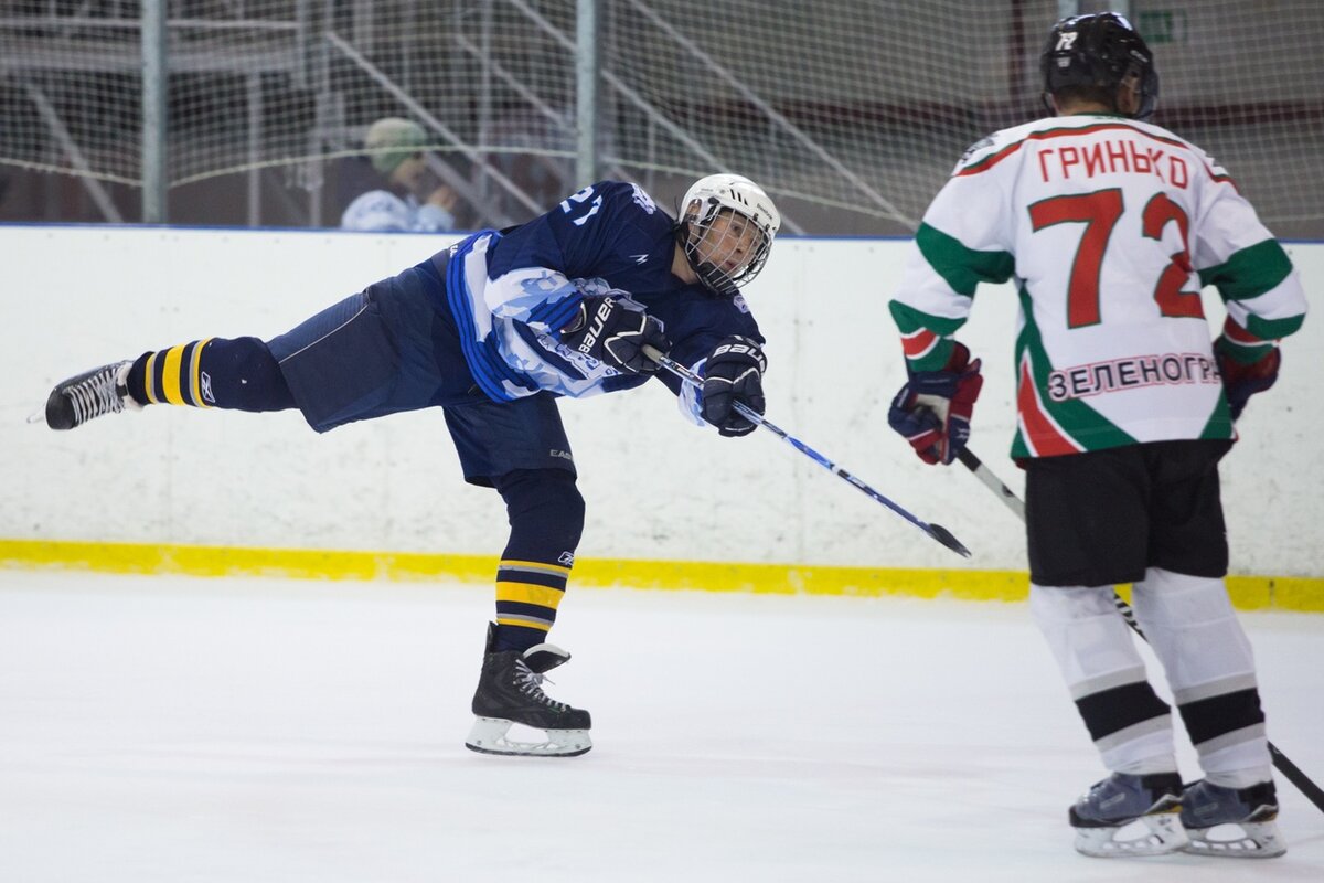 Нападающий ХК "Айсберг", Дюльдин Руслан в момент броска по воротам соперника. Матч за 3 место дивизиона "Дебютант" в сезоне 18/19, между командами "Айсберг" и "Крылья Победы". Статистика игрока в нынешнем чемпионате: 4 гола и 3 передачи в 12 играх. 
