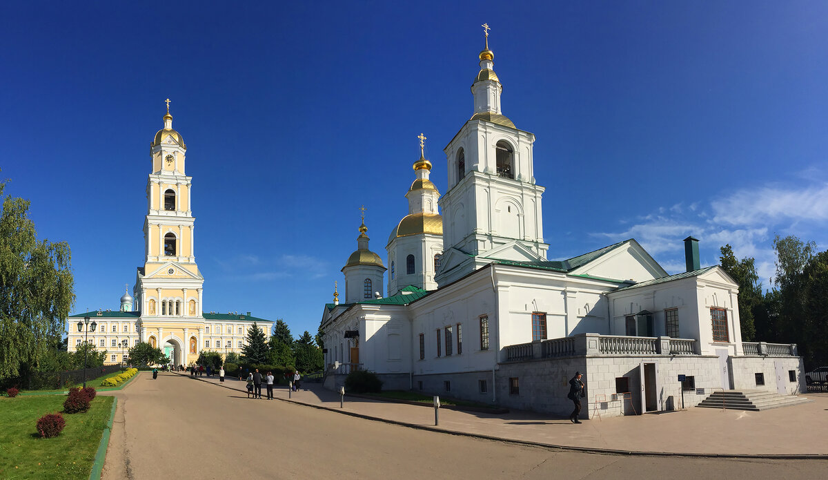 На входе в Обитель через главные ворота.