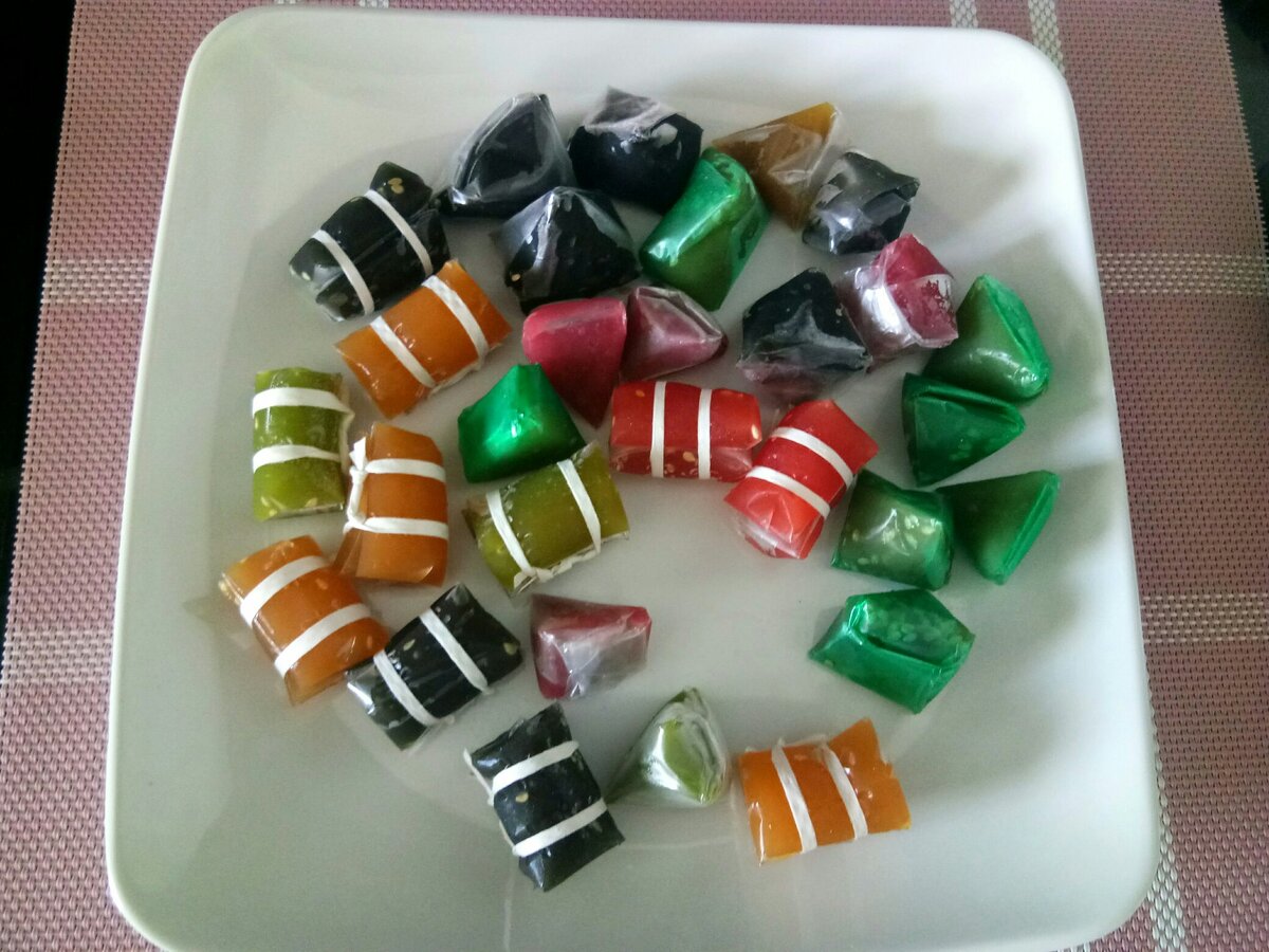 На столе лежат конфеты трех видов ириски карамельки