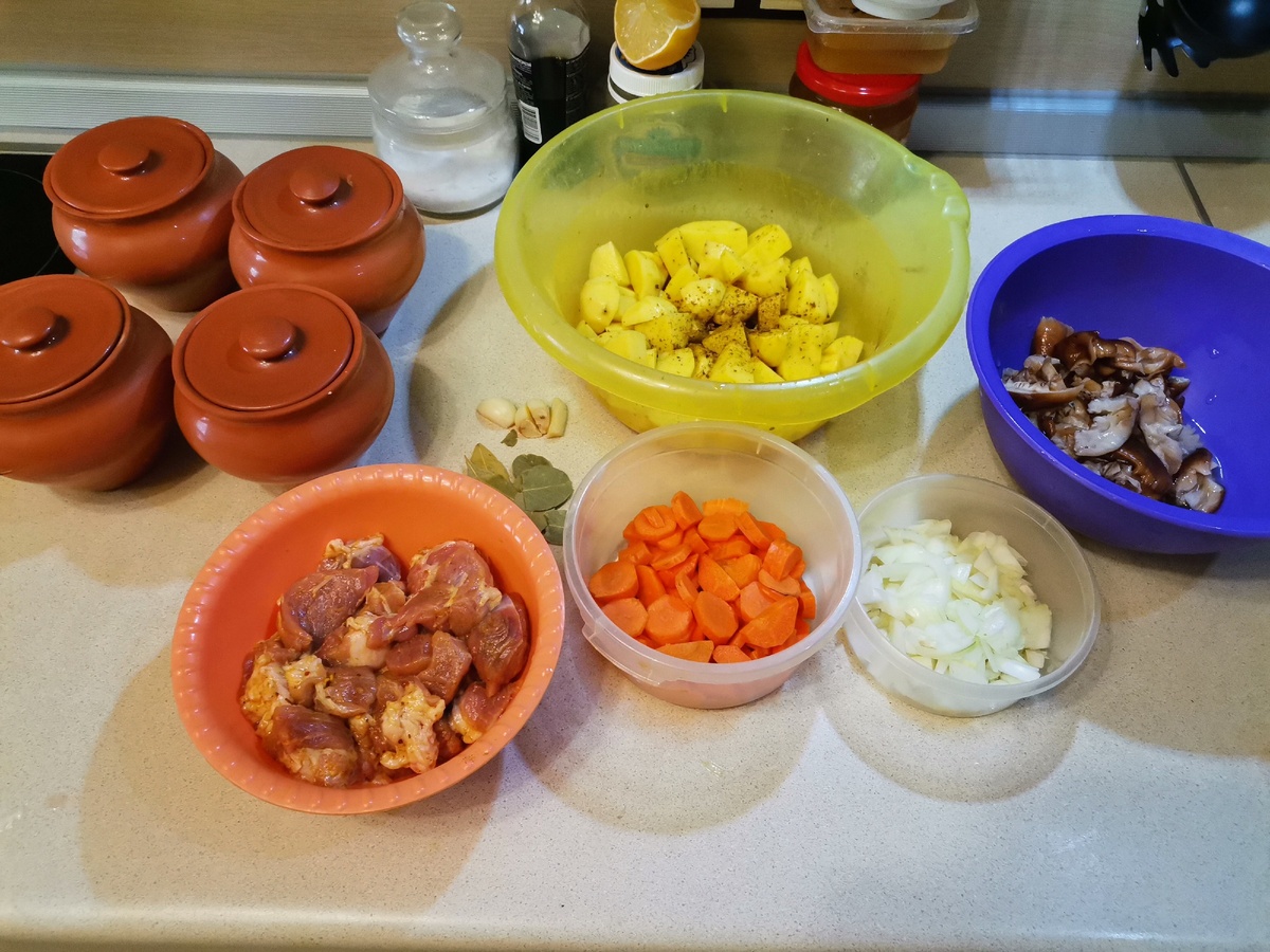 Нарезанные ингредиенты. 