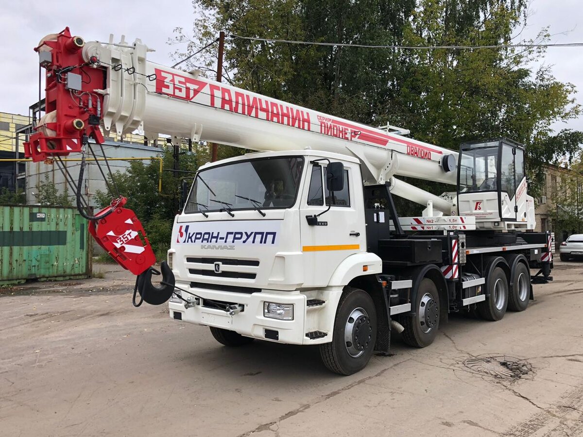 Кран xcmg qy30k5. Аренда автокрана 35 тонн. Кс 55735-6 камаз-6540. Кран кс 55735. Kato kr-35h.