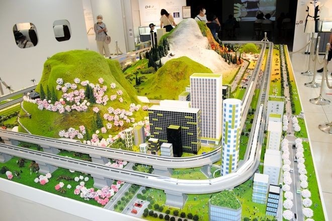 Реплика магнитного луча N калибра с 10 автомобилями работает в диораме, установленной на месте проведения мероприятия в универмаге JR Nagoya Takashimaya в районе Накамура в Нагое 