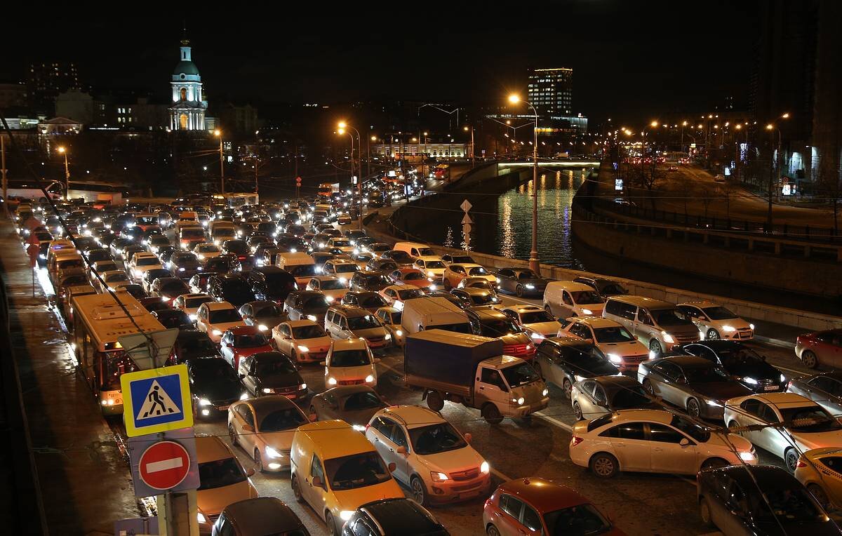 Типичная картина в час пик. Зачем людям машина в Москве?