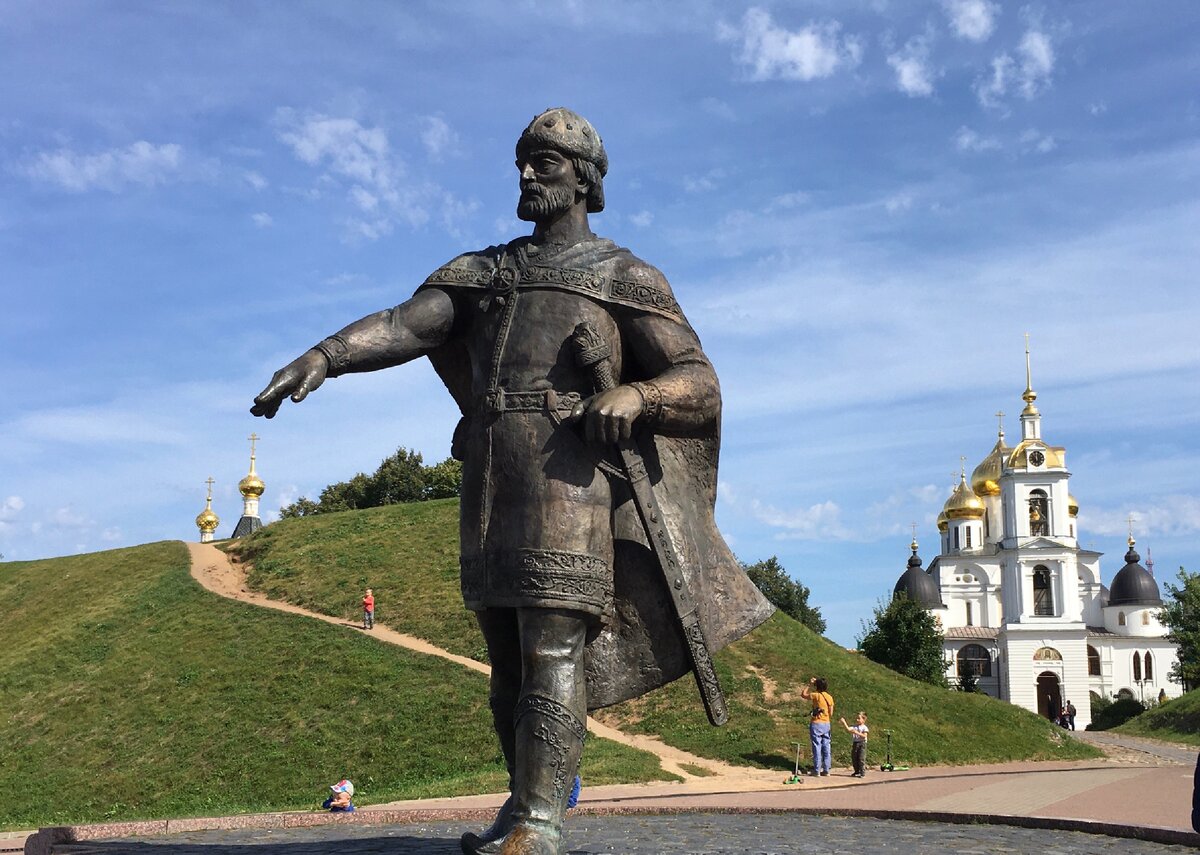 Памятники древней руси. Памятник Святославу Великий Новгород. Скульптура древней Руси. Скульптура Киевской Руси. Статуи древней Руси.