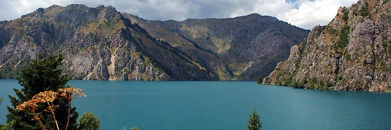 Озеро Сары-Челек, фото с commons.m.wikimedia.org, автор: Kondephy