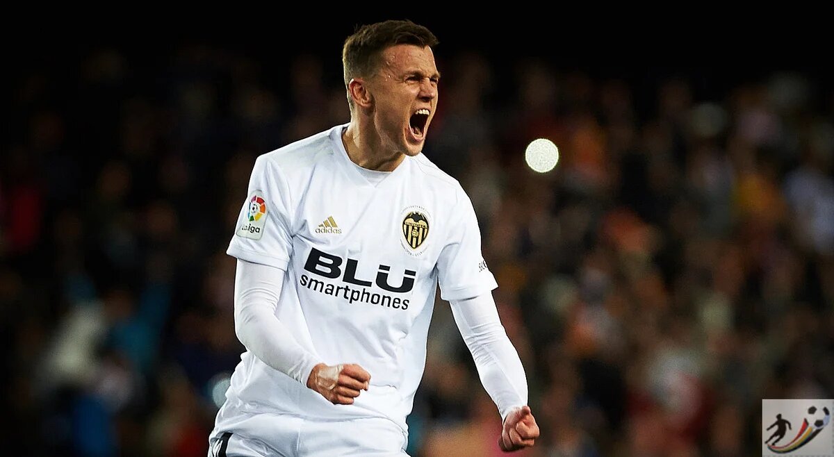 Денис Черышев в майке "Валенсии".