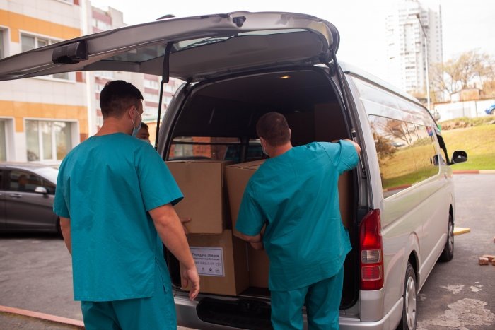 В коробках – 100 лотков с обедами для сотрудников медучреждения