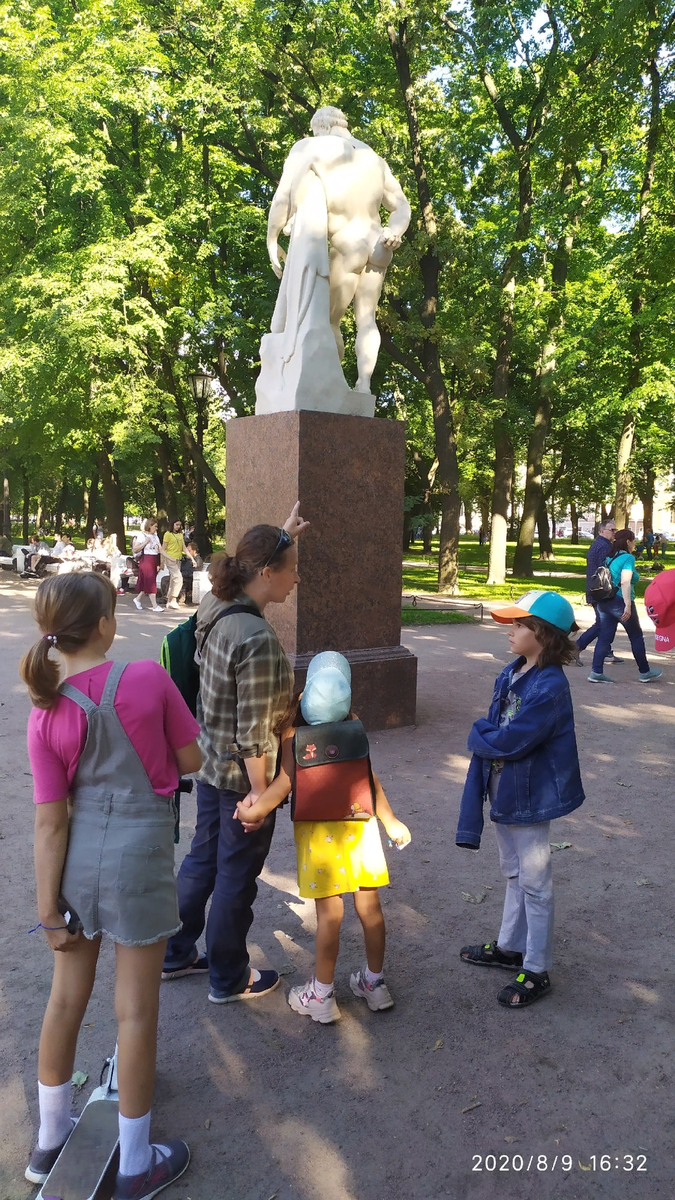 Геракл в Александровском саду. Вид сзади, в попытках рассмотреть яблоки за спиной