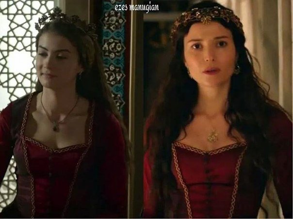 Одинаковые платья у Хуриджихан и Хатидже