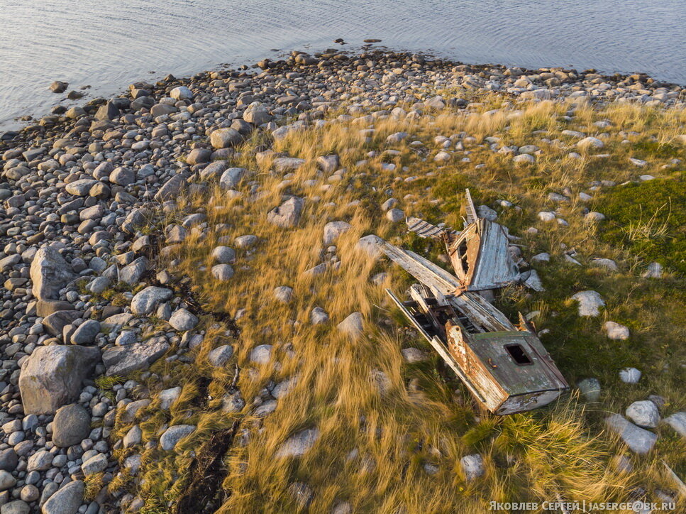 Остров с разбитыми карбасами напротив Переговорного камня. 