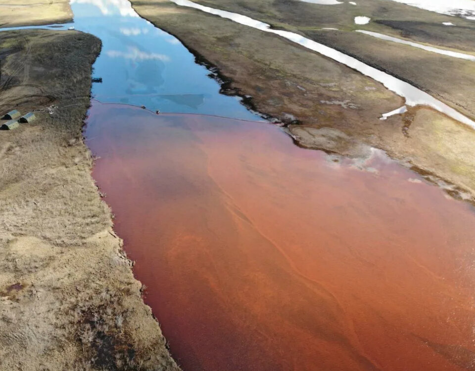 реальный цвет воды после разлива топлива Норникеля.