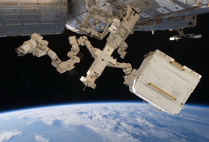 Двурукий манипулятор Dextre