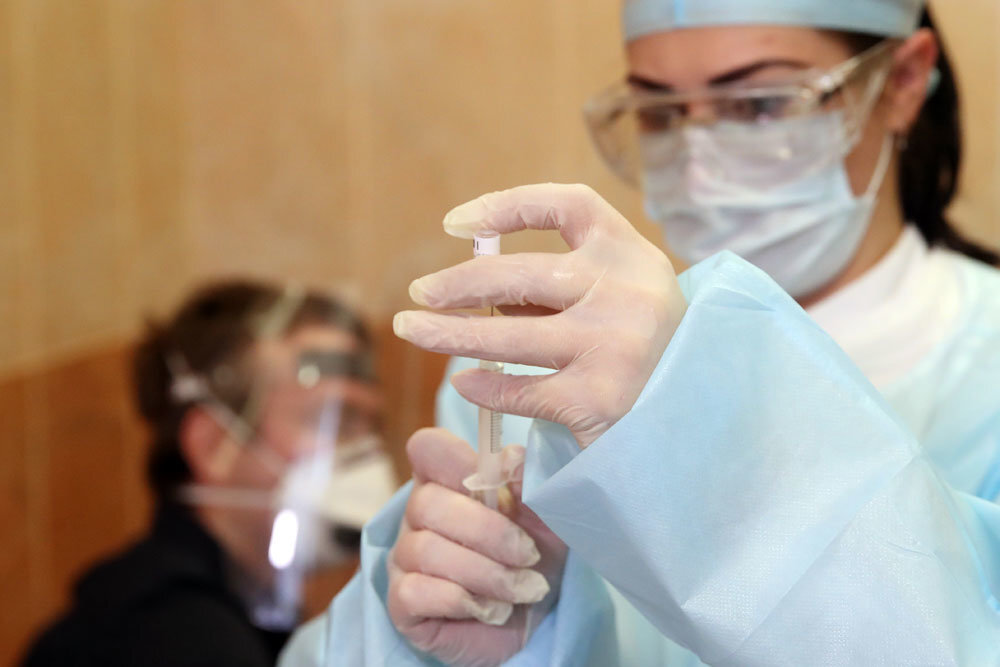 В нынешнем сложном эпидсезоне врачи рекомендуют прививку и от гриппа, и от пневмококка. Фото: Наталия Федосенко / ТАСС
