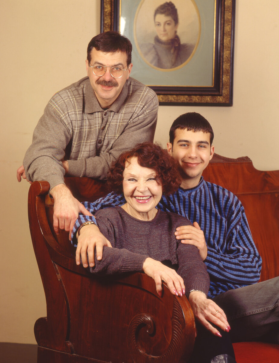 Нина Ургант с сыном Андреем и внуком Иваном