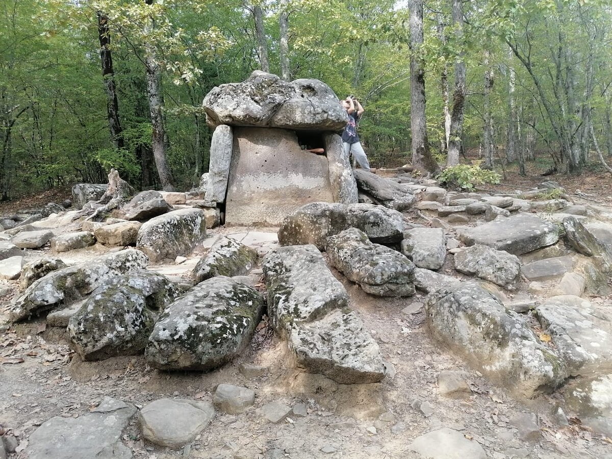 В 1818 году-не далеко от места где река Догауб впадает в Пшаду впервые были обнаружены дольмены.А возраст дольмен достигает пяти тысяч лет.