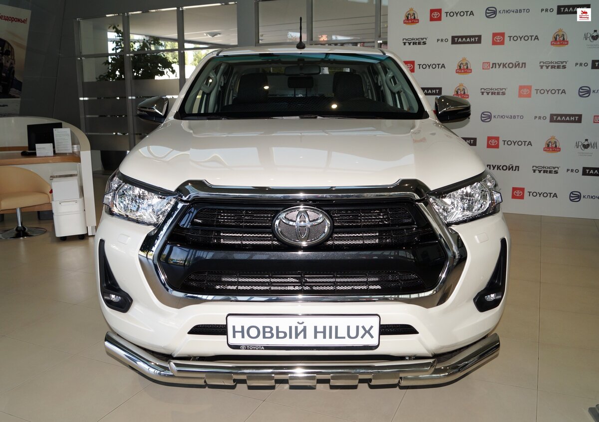 Вид спереди автомобиля Toyota Hilux 2020 года выпуска