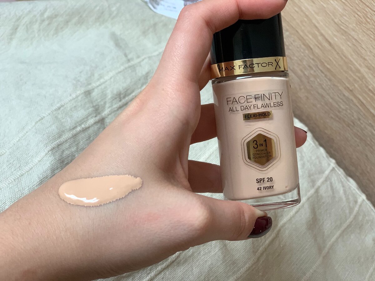 Это жидкая тональная основа. По заявлению производителя 3-в-1: праймер, тон и консилер. У меня оттенок 42 Ivory.