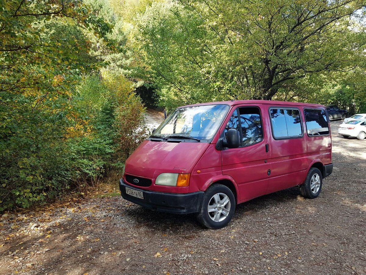 Вот на таком микроавтобусе мы поехали на Ай-петри