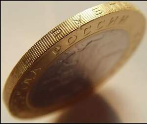 Монета с насечками и текстом на гурте. В настоящее время точить монету уже не актуально, но традиция сохранилась.