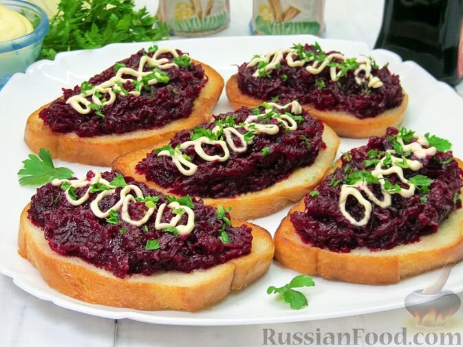 хлеб белый, свекла, соус соевый, масло растительное, соль, перец чёрный молотый, майонез, зелень петрушки