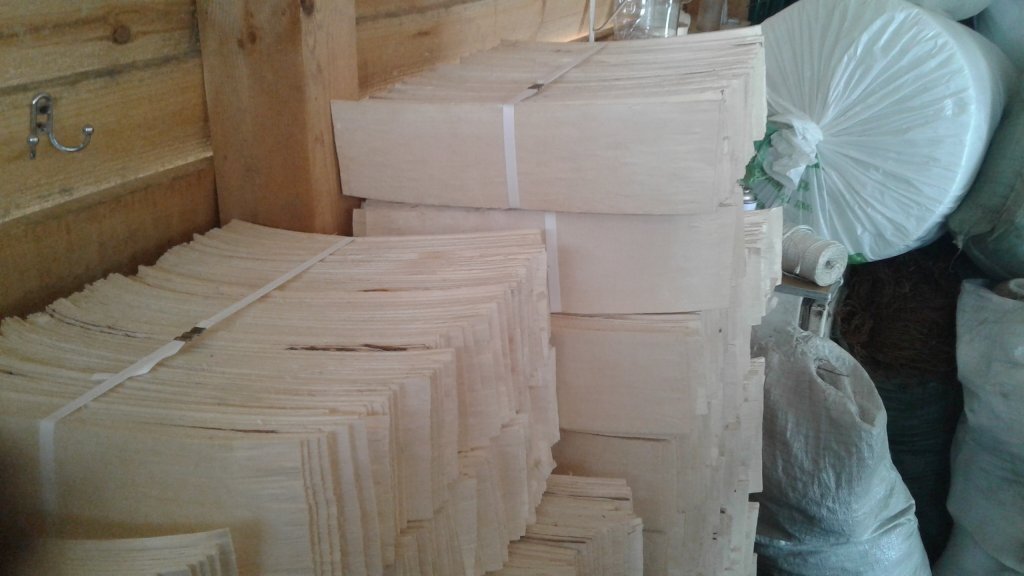 Пачки дранки в сарае. В каждой пачке 1м2 или 110 шт.