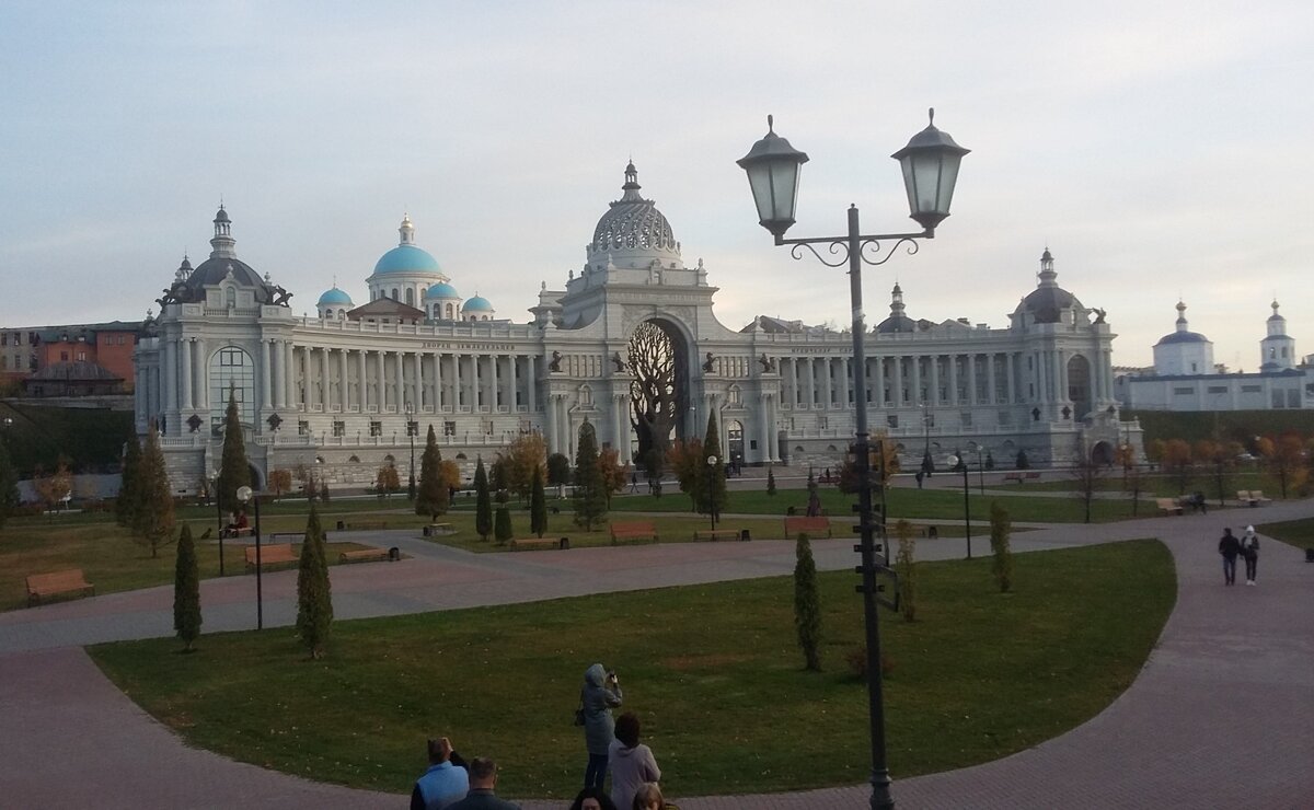 Купола Дворца и  храмов. Бирюзовые купола принадлежат храму Казанской иконы Божией матери