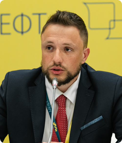 Василий Зинин, исполнительный директор Национальной газомоторной ассоциации рассказал, почему ранее 2024 года не произойдет массового перехода на газомоторное топливо: «На раннем этапе развития любого рынка есть фундаментальная проблематика. С одной стороны — нет инфраструктуры, с другой — не хватает транспорта, чтобы загрузить эту инфраструктуру. Инвесторы не спешат строить заправочные станции, потому что первое время будут испытывать сложности с загрузкой, а транспортные компании настороженно смотрят на вопрос переоборудования транспорта на метан, потому что не хватает инфраструктуры в местах, которые требуют логистики этих компаний. Эти две проблемы сливаются в одну — в координацию деятельности. Как нам договориться таким образом, чтобы мы друг друга не обманули и вместе несли риски? С другой стороны есть много нерешенных вопросов с сопутствующей инфраструктурой: все что касается сервисов, освидетельствования баллонов, испытательных лабораторий, которые дают разрешения на переоборудование. Это проблемы коммуникативного характера, рыночного. Второй пласт проблем — это нормативное регулирование. Технические требования, противопожарная безопасность — все, что мы взяли в наследство от советского прошлого, по новым технологиям уже во многом устарело и сдерживает развитие рынка. Также, актуальной проблемой является недостаток информационно-просветительской работы. К сожалению, если говорить о метане, потребители не осведомлены в достаточной степени. Главный стереотип — если это газ, то что-нибудь должно взорваться. Этот страх не совсем связан с транспортом, потому что сильно влияет разный новостной фон. Когда причины негативного инцидента не установлены, взрыв бытового газа вбрасывают как рабочую версию в общественное сознание». Василий Зинин коротко объяснил, почему именно метан: «Если мы говорим про газомоторное топливо, то потребитель в большинстве своем подумает о пропан-бутановой смеси, так называемом сжиженном углеводородном газе. Подчеркну, что органы государственной власти поддерживают именно метан как газомоторное топливо. Есть три ключевых отличия: метан дешевле пропан-бутана, метан является регулируемым государством продуктом; все драматические события, которые проходят на рынке газомоторного топлива связаны с пропаном, а не с метаном. Также, требования к метановому оборудованию гораздо выше. В отличие от нефтяных видов топлива, в том числе пропан-бутановой смеси, метан при сгорании не образует твердых сажевых частиц, которые мы можем наблюдать вдоль трассы на снегу, поэтому, когда мы говорим об экологии городов — переход на метан является наилучшей альтернативой с экологической точки зрения».