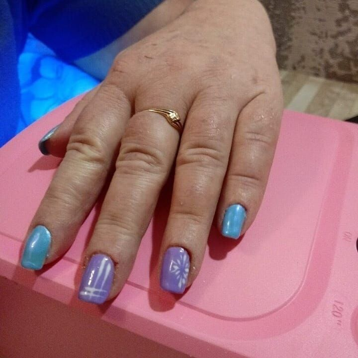 Здесь плохо всё. Начиная от ужасно обработанных рук и заканчивая непонятно каким фоном.