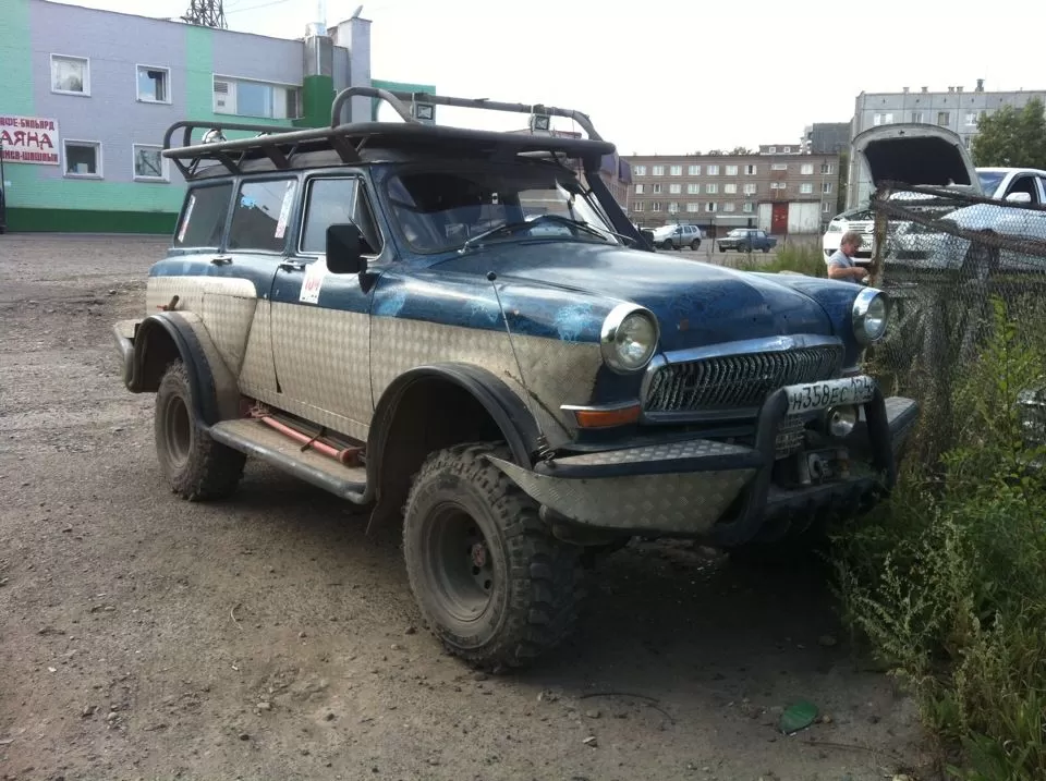 Скромно пригорюнился у забора