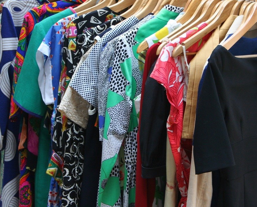 https://cdn.pixabay.com/photo/2012/07/29/21/42/dresses-53319_960_720.jpg