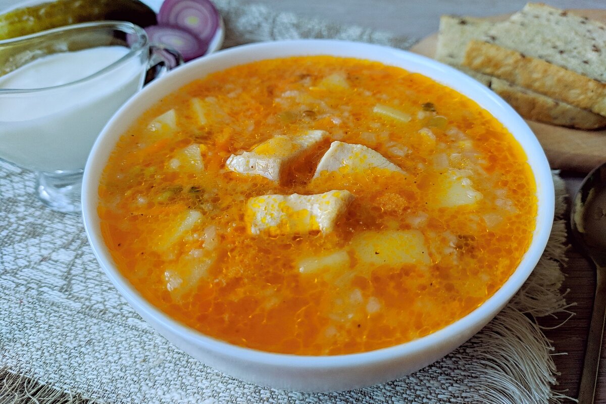 Рассольник со свининой, рисом и солеными огурцами