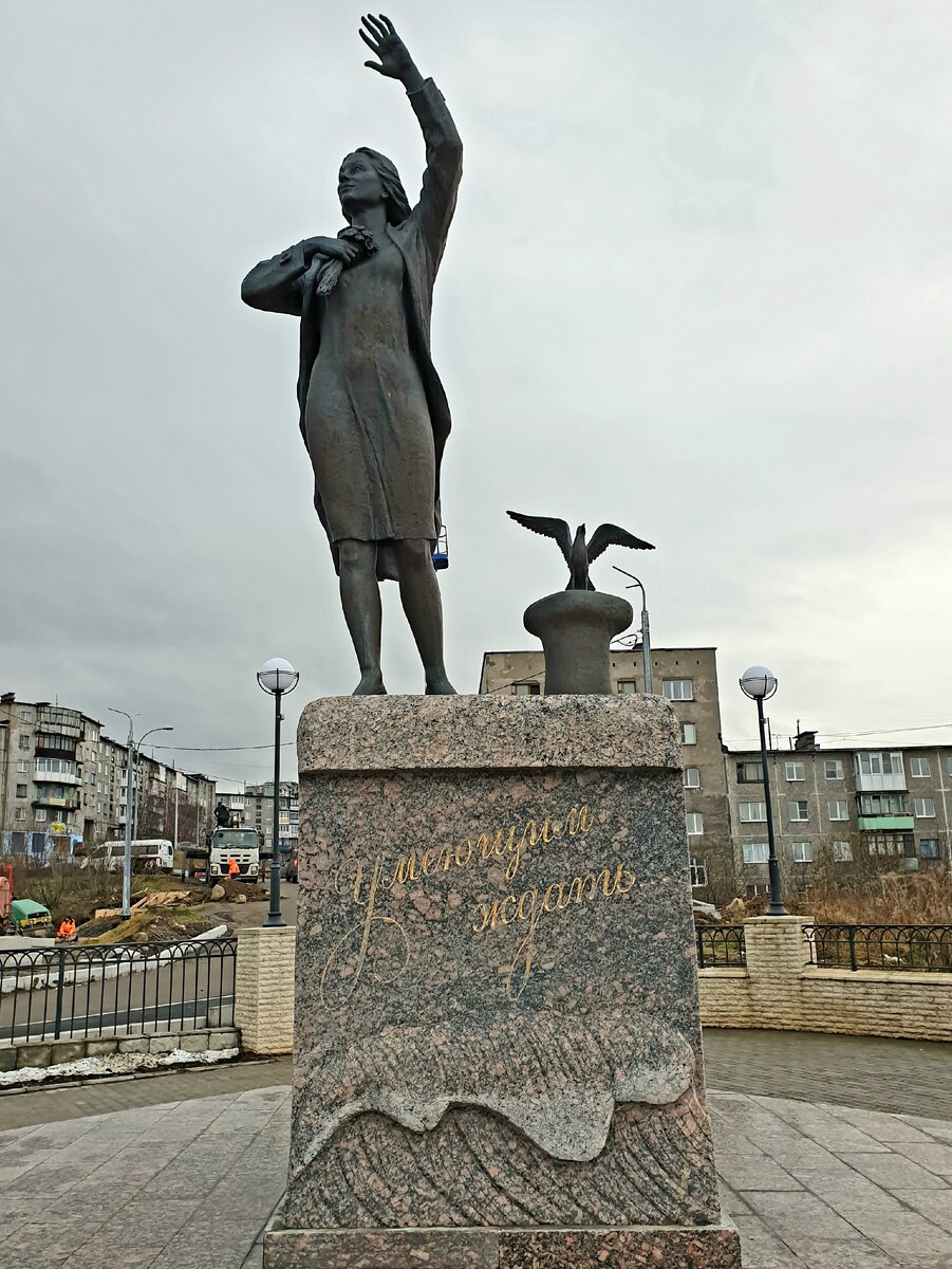 Вид с постаментом