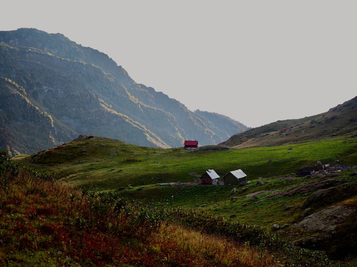 Домики - балаганы. Летом там живут пастухи