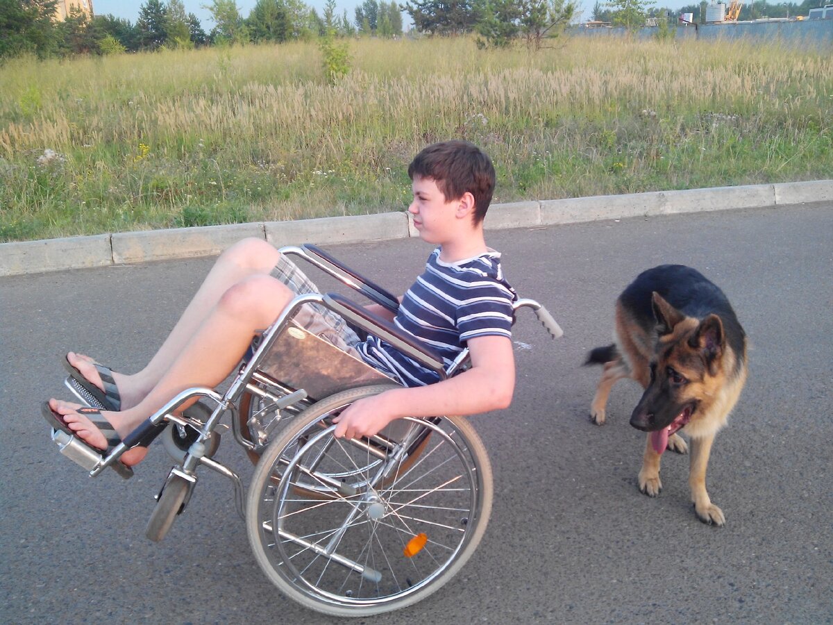 Скучные прогулки на коляске всегда сопровождались хотя бы минимум экстрима. Ничему моего младшего жизнь не учит))).